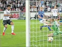  ??  ?? DOBLETE. Gnabry marcó dos goles ante Estonia.