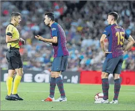  ?? FOTO: PEP MORATA ?? Sergio Busquets, ante Gil Manzano después de que sacara la roja a Lenglet