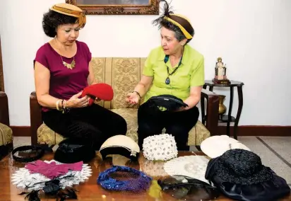  ?? FOTO EDWIN BUSTAMANTE ?? Floralba y Consuelo mirando los sombreros entre los que decidieron el que usarán este domingo. El jueves, todavía estaban mirando cuál les quedaba mejor.