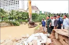  ?? KUOCH CHAMROEUN PAGE ?? Preah Sihanouk provincial authoritie­s restore one of the six canals to drain rainwater.