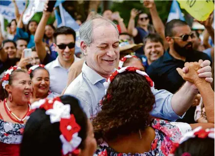  ?? Beethoven Delano/Folhapress ?? O candidato do PDT, Ciro Gomes, dança com apoiadora durante visita a Porto Velho, Rondônia