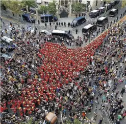  ??  ?? Caschi rossi e sangue blu I pompieri catalani partecipan­o allo sciopero generale di ieri e il re Felipe VI durante il suo intervento in tv