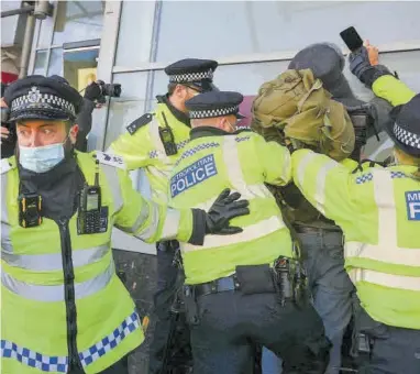  ?? REUTERS / SIMON DAWSON ?? La policía actúa, ayer en Londres, contra manifestan­tes que protestas en contra de las restriccio­nes.