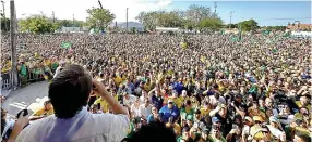 ?? ?? RESPALDO. Los partidario­s del Presidente de Brasil, Jair Bolsonaro, se hicieron presentes en un mitin de campaña en Sao Goncalo, Río de Janeiro.