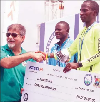  ??  ?? Managing Director, Seven-Up Bottling Company Plc, Mr. Sunil Sawhney, presenting a dummy cheque for N1 million prize money to Philibus Sharubutu, the first Nigerian male runner to reach the finish line at the second edition of Access/Lagos City Marathon...