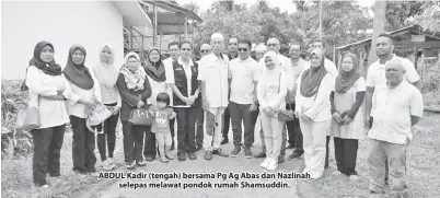  ??  ?? ABDUL Kadir (tengah) bersama Pg Ag Abas dan Nazlinah selepas melawat pondok rumah Shamsuddin.