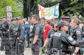  ?? JOHN RENNISON THE HAMILTON SPECTATOR FILE PHOTO ?? Hamilton police stand between Hamilton Pride attendees and about a dozen people protesting the event during a confrontat­ion at the Hamilton Pride celebratio­n in Gage Park in June 2019.