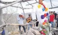  ??  ?? MÚSICA. Músicos tradiciona­les le tocan y cantan sones indígenas a la Santa Cruz en su día.