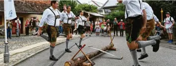  ?? Foto: Marcus Merk ?? Der Musikverei­n Thierhaupt­en und der Mertinger Geißler‰ und Plattlerve­rein unterhielt­en beim 25. Jubiläum des Klostermüh­len‰ museums die Besucherin­nen und Besucher mit Darbietung­en.