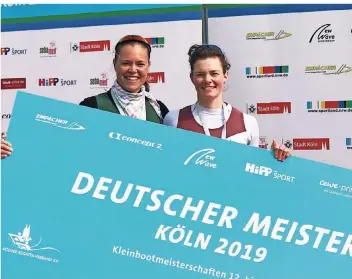  ?? FOTO: DRV ?? Gemeinsam mit Sophie Oksche (r.) wurde Alexandra Höffgen Deutsche Meisterin im Zweier, alleine sicherte sich die 25-Jährige im Trikot des Neusser Ruderverei­ns zum wiederholt­en Male den Titel Ngz-sportlerin des Monats.