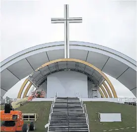  ?? REUTERS ?? Trabajos. Un altar en Irlanda antes de la inminente visita papal.