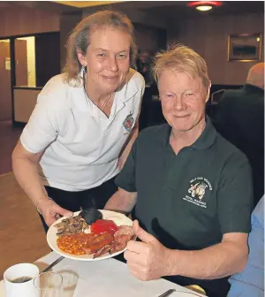  ?? Picture: Gareth Jennings. ?? Fiona Nicholson serves David Edwards, 63, (45 Commando) his breakfast.