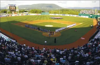  ?? PAT LITTLE — THE ASSOCIATED PRESS FILE ?? Teams line up June 20, 2006, along the baselines during the playing of the national anthem before the first game, in the inaugural season, of the State College Spike baseball team in State College, Pa.