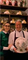  ?? ?? Insieme Alessandra ed Ernst Knam con un’altra delle creazioni del maitre chocolatie­r: un agnello che si addice anche ai vegetarian­i