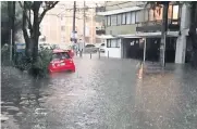  ??  ?? Se reportó una inundación en las calles de Casas Grandes y Cumbres de Acultzingo, en la colonia Narvarte.