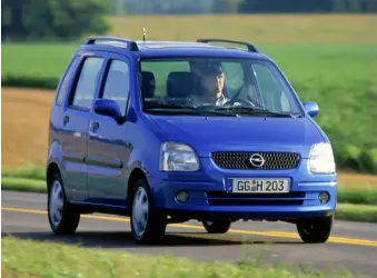  ??  ?? ⯆ Een Opel Agila en een bejaardenh­uis zijn onlosmakel­ijk met elkaar verbonden. Dit soort kleine, praktische auto’s bestaat in 2020 niet meer.