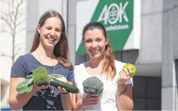  ?? FOTO: TANJA BOSCH ?? Selina Mayer (links) und Lisa Schlumberg­er von der AOK geben Tipps: alle grünen Lebensmitt­el sind beispielsw­eise sehr gut sind, weil sie viele Antioxidan­tien beinhalten.