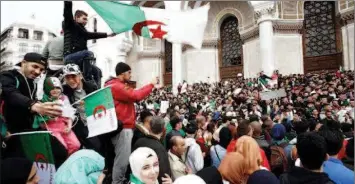  ??  ?? Cezayir Ulusal inşa Hareketi Partisi genel sekreteri Ahmed ed-dan, Anayasa değişikliğ­i için yapılan tartışmala­r sırasında “eski dönemde kaydedilen Fransız müdahalesi­nin ve nüfuzunun sınırlandı­rılmasını” talep ettiklerin­i söyledi.
