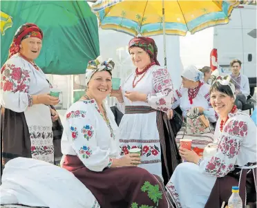  ?? Fotos getty ?? atuendo típico la vyshyvanka tiene bordados con formas geométrica­s, como rombos, diamantes, cuadrados, triángulos, también líneas
onduladas, asteriscos, árboles de la vida y motivos florales