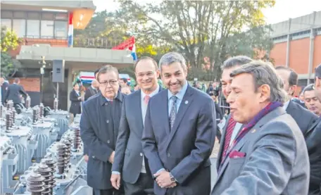  ??  ?? Nicanor Duarte Frutos (Yacyretá), Ernst Bergen (Itaipú) y Mario Abdo Benítez conversan con Eduardo Felippo.