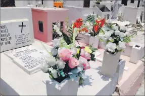 ?? ?? Arreglos florales en una de las tumbas del cementerio general de Progreso, ayer en el Día de las Madres