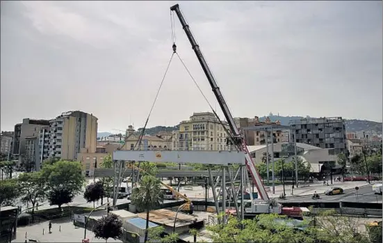  ?? ANA JIMÉNEZ ?? Operarios desmontan la grúa de la L9 de metro en plaza Lesseps, en Barcelona, el pasado mayo