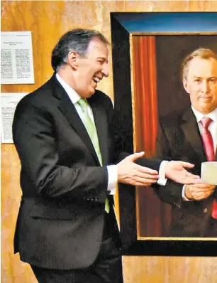  ??  ?? Ayer, Luis Videgaray develó el retrato de José Antonio Meade, titular de Hacienda, óleo que forma parte de la galería de ex cancillere­s de la SRE.