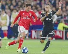  ??  ?? Gabriel domina a bola perante a proximidad­e de Ziyech