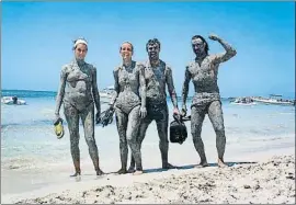  ?? JAIME REINA / ARCHIVO ?? Un grupo de turistas se da un baño de barro en S’Espalmador