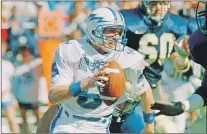  ?? AP PHOTO, FILE ?? Air Force quarterbac­k Dee Dowis looks for running room against the defense of Naval Academy defensive back Rodney Brown during a college football game at Memorial Stadium in Annapolis, Md., in 1989.