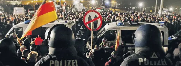  ?? FOTO: REUTERS ?? Polizisten überwachen die Pegida-Demonstrat­ionen am Montagaben­d in Dresden.