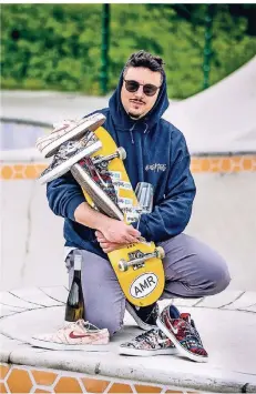  ?? RP-FOTO: ANNE ORTHEN ?? Wenn Toni Askitis keine Weine verkostet, ist er oft mit Skateboard und Sneakern im Skatepark in Eller anzutreffe­n.