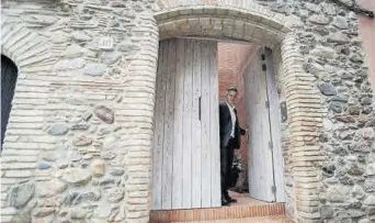  ??  ?? 08.30H BIENVENIDA
Víctor Font recibió a Joan Vehils en la puerta de su casa, ubicada en el mismo centro histórico de la localidad de Granollers