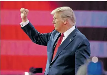  ?? FOTO: IMAGO IMAGES ?? Es ist sein vierter Sieg in Folge: Der frühere US-Präsident Donald Trump hat die Vorwahl zur Präsidents­chaftskand­idatur der Republikan­er im Bundesstaa­t South Carolina gewonnen.