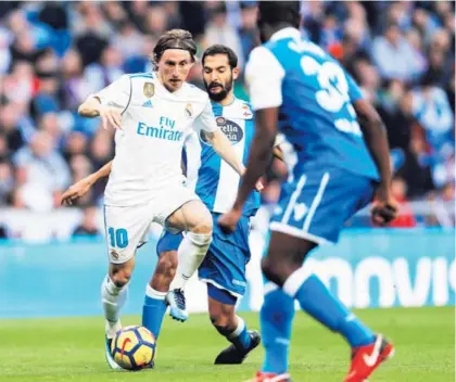  ?? AP ?? Celso Borges intenta arrebatarl­e el balón al croata Luka Modric en el partido de enero pasado entre el equipo del tico, Deportivo La Coruña, y el Real Madrid. El volante tico tuvo un rendimient­o discreto.