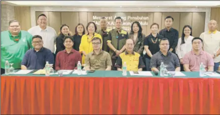  ?? ?? Gerawat (seated fourth left) with his Saberkas Mulu branch committee.