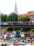  ??  ?? So war der Ulmer „Feiertag“im vergangene­n Jahr: Oberbürger­meister Gunter Czisch bei der Schwörrede (links) und das anschließe­nde „Nabada“auf der Donau.