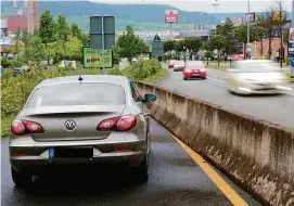  ?? FOTO: KATJA DÖRN ?? Ein seit Wochen hinter Betonsperr­en stehendes Auto in der Lobedaer Straße beschäftig­t die Vorbeifahr­enden. Der Passat TT hat einen Motorschad­en – und der Besitzer Streit mit dem Verkäufer.