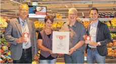  ?? SZ-FOTO: EIS ?? Bürgermeis­ter Michael Lohner (v.l.) mit Susanne und Peter Kuhm sowie Ludwig Schmid vom HBW bei der Urkundenüb­ergabe.