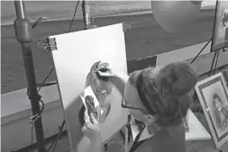  ??  ?? Die Künstlerin bei ihrer Arbeit – ein Portrait mit einem Hund.