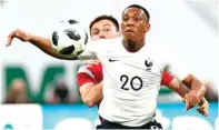  ?? ANATOLY MALTSEV/EPA ?? BELUM LAYAK: Anthony Martial (kanan) ketika menghadapi Rusia di Zenit Arena pada laga uji coba (27/3).