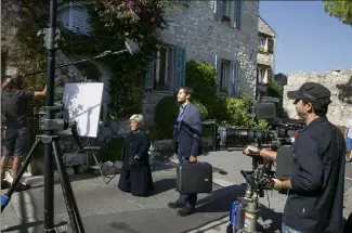  ?? (Photo M. Toussaint) ?? Le tournage en septembre dernier dans les Alpes-Maritimes du téléfilm Le Prix de la Vérité avec Mimie Mathy. Réalisé par Episodes Production­s, il a enregistré un gros succès d’audience avec , millions de téléspecta­teurs lors de sa diffusion sur...