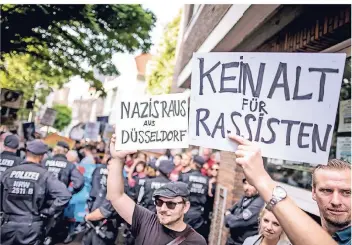  ?? RP-FOTO : ANDREAS ENDERMANN ?? Die AfD sorgt in Düsseldorf vor allem für Aufsehen, wenn gegen die Partei demonstrie­rt wird wie hier vor dem Schlösser Quartier Bohème. Ansonsten fällt sie im Rat durch Schweigen auf.