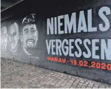  ?? FOTO: MARCEL LORENZ/IMAGO IMAGES ?? Unter der Friedensbr­ücke in Frankfurt erinnert ein 27 Meter langes Graffiti an die Opfer des Attentats in Hanau am 19. Februar 2020. In Haunau wird heute eine Gedenkfeie­r veranstalt­et.