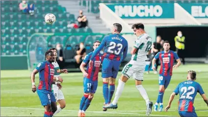  ?? FOTO: EFE ?? Dani Calvo marca el único gol el partido para el Elche
Fran Escribá redebutó con un triunfo ante el Eibar que da opciones a su equipo