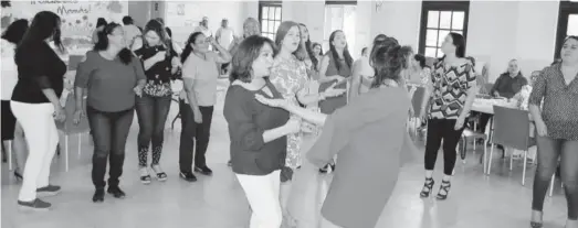  ??  ?? > Las homenajead­as bailaron durante el inolvidabl­e convivio en su honor.