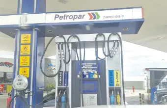  ??  ?? Petropar aún no subirá el precio de los combustibl­es, pero otros emblemas ya lo hicieron.