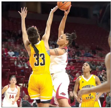  ?? NWA Democrat-Gazette/CHARLIE KAIJO ?? Arkansas forward Kiara Williams (10) attempts a hook shot over Grambling State’s Kailyn Gideon (33) on Thursday at Bud Walton Arena in Fayettevil­le.