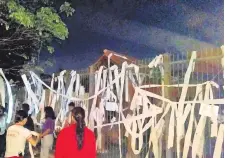  ??  ?? Los estudiante­s secundario­s “empapelaro­n” la parte frontal de la casa del ministro Eduardo Petta, ubicada en San Lorenzo.