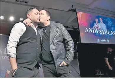  ?? EFE ?? Lucas da un beso a Andy en la rueda de prensa de Madrid en la que anunciaron la última gira de dúo gaditano.